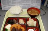 日本的学生午餐：以米饭搭配食蔬肉类为主。（来源：新华网）