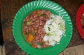 马拉维的学生午餐：盘子让人看起来就很有进食的欲望，煮胡萝卜辣椒香菇之类的大烩菜居然放了那么多花生。