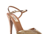 金色贯穿在Valentino 2011早秋高跟鞋的设计之中，铆钉、扣袢、鞋尖、细链条贴饰和亮钻装饰，为优雅娴静的款式蒙上了一层金色的光晕。

如果你喜欢略为高调的款式，金色与豹纹、蟒皮纹和漆皮的组合可以满足你的小心思；而麂皮高跟凉鞋鞋尖包裹的一点点金色则低调得想自己的小秘密；金色细链条贴饰在鞋子上画出优美的闪光线条，与哑光的麂皮对比鲜明，复古风情浓郁；全金色和水晶装饰的晚装鞋华丽有余，新意不多，但也保证不会出错。

其实并不需要全新设计来提醒顾客季节的变化，Valentino用一点点色彩和材质的变化就展现出秋日的温暖意境，也正是这种不断的创新和加工使得经典款式长盛不衰。
