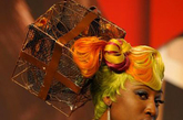 2011布朗纳兄弟国际发型秀在美国亚特兰大举行，整个秀场就像一个大型盛会，台上台下都是创意集结，看点多多。有戴在头上的奥利奥，有五彩的大菠萝发，有红色沙发头饰...除了佩服创作者的想象力，更加佩服他们的娱乐精神...
