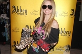 同款式不同风格的鞋子你是不是也有想把它们混搭穿的冲动？是复古还是野性均由你说了算！
近日艾薇儿(Avril Lavigne)为自创品牌Abbey Dawn走秀，她的朋克形象一直影响着万千少女，朋克小天后艾薇儿(Avril Lavigne)说：发布自己的品牌就像过生日一样兴奋！因为自己也不常穿特别贵的衣服，所以她体贴的把“Abbey Dawn”品牌的价位大多定在24—58美元间，年轻人都能负担得起。
