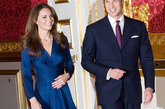 皇家宝蓝
凯特穿着这件宝蓝色Issa连衣裙在圣詹姆斯宫与威廉王子宣布他们的婚讯。这件衣服不仅有着夺目的颜色，裙身的设计更是绝美非凡。 

