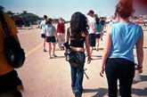 看看人们在以色列的特拉维夫和耶路撒冷等城市留下的街拍照片，就会发现这种身后挎着自动步枪逛街的女孩子比比皆是。