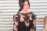 徐若瑄:大爱蕾丝透视装，这一身黑色蕾丝小礼服，胸前隐约的小透视效果展露出低调的性感姿态。
