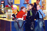 图中是三个年轻漂亮的以色列女孩子在一家冰果店买冰激凌。原本是一张普通的照片，却因为她们三个人身后背着的三把M16自动步枪而让人惊讶不已。