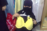阿拉伯女人也会购买新潮的内衣，黑袍下的衣着通常都是鲜艳亮丽。