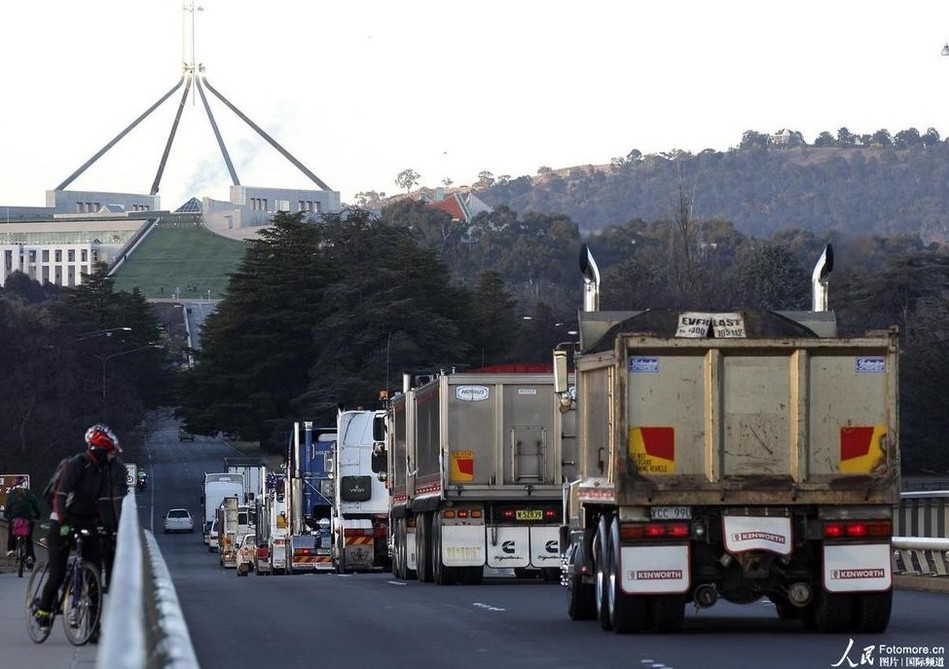 澳数百辆卡车围攻议会大厅 抗议碳税