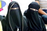 阿拉伯女人出现在公共场合，总是黑袍罩身，只露出两只大大的眼睛，让外人无限的遐想。