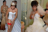 俄罗斯姑娘流行在婚礼当天把穿婚纱的全过程拍摄下来，以留做纪念。