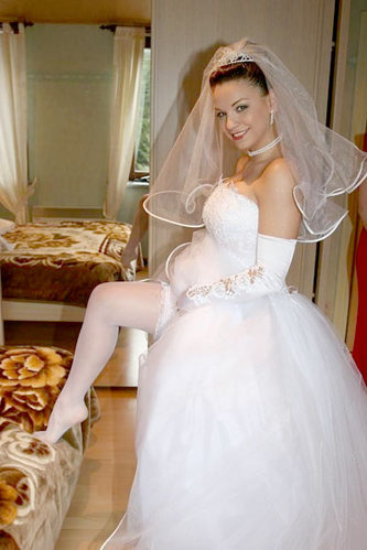 俄罗斯女人婚前疯狂 换礼服全程拍摄秀出真我