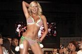 当地时间2011年8月25日，美国迈阿密，NFL迈阿密海豚队一年一度的性感年历又发售咯！作为美国最美丽的沙滩城市，迈阿密的啦啦队各个都是“悍将”。2012迈阿密海豚队泳装年历火辣上市！