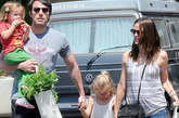 全家老小齐出动，演员Jennifer Garner身穿Mother Denim休闲款牛仔裤；老公Ben Affleck穿的是Levi’s 514牛仔裤。