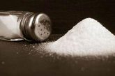 　19、食盐

　　儿童食盐每日不应超过5克，如果食盐很多，成年后就容易发生高血压、冠心病、胃癌等疾病。（资料图）

