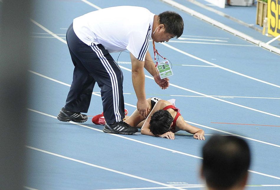 日本女选手赛场昏厥 教练抱下田径赛道