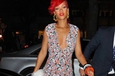 蕾哈娜（Rihanna）
小天后扮潮混搭筒袜配高跟鞋别有风情，鲜明的撞色让这身碎花修身裙也看起来低调很多，深V性感也是看点之一。