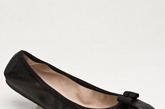 Salvatore Ferragamo “My Ferragamo系列”蝴蝶结修饰的黑色皮质平底鞋。