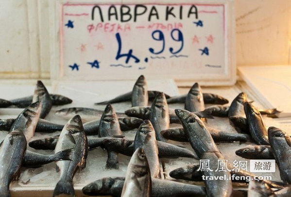 透过雅典鱼市看物价 鲜鱼种类多到眼花缭乱