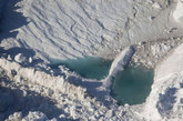 2011年7月19日，液化的流动冰在雅各布布港冰川顶部形成了吸收光线的青绿色融冰池——冰川位于格陵兰岛冰原的边缘。
