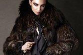 Tom Ford于今日在官网上默默发布了2011 AW Lookbook。简直是低调的可以，就连众多媒体也都是后知后觉的。当然喜欢Tom Ford的人都是属于疯狂型的，不管什么都是照单全收，当然品质自然也是一流水准之上。在人们越来越浮躁越来越快速消费的年代，Tom Ford想要反其道而行之，以一己之力将时尚界带回到那个神秘而又令人兴奋的60年代，他的那些华丽的设计，那些皮草、蕾丝、动物纹和天鹅绒，他们是夜场和红毯最强大的武器，但作为日常穿着它们的确过于隆重，难以驾驭。这个世界上最好的时装评论家在看完Tom Ford的女装秀后也无法给出清晰的定义，“有点像Gucci，又有点像YSL，但又与两者不同。”唯一可以肯定的是这些时装仍然耀眼、精美和自我，它们属于最强大的女性。