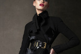 Tom Ford于今日在官网上默默发布了2011 AW Lookbook。简直是低调的可以，就连众多媒体也都是后知后觉的。当然喜欢Tom Ford的人都是属于疯狂型的，不管什么都是照单全收，当然品质自然也是一流水准之上。在人们越来越浮躁越来越快速消费的年代，Tom Ford想要反其道而行之，以一己之力将时尚界带回到那个神秘而又令人兴奋的60年代，他的那些华丽的设计，那些皮草、蕾丝、动物纹和天鹅绒，他们是夜场和红毯最强大的武器，但作为日常穿着它们的确过于隆重，难以驾驭。这个世界上最好的时装评论家在看完Tom Ford的女装秀后也无法给出清晰的定义，“有点像Gucci，又有点像YSL，但又与两者不同。”唯一可以肯定的是这些时装仍然耀眼、精美和自我，它们属于最强大的女性。