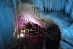 探访国内最大冰冻 洞外烈日洞内冰天