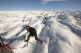 格陵兰岛上的因纽特人有着数不清的词汇来形容各式各样的冰。这组由美联社的布伦南·林斯利拍摄的照片，可以说是一张冰的视觉词汇表，展现了这座巨大北极岛屿上的冰所具有的震撼形态。