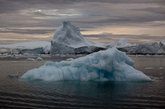 这些冰山先是推进至30英里长的伊卢利萨特冰峡湾，接着进入迪斯科湾，最后滑入北冰洋。我们所见的冰，大部分有着上万年的历史，都发源于覆盖格陵兰岛80%面积的66万平方英里冰原。在这张2011年7月18日的照片中，从格陵兰岛冰原中崩裂形成的冰山在格陵兰岛伊卢利萨特附近漂浮。