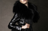 Tom Ford于今日在官网上默默发布了2011 AW Lookbook。简直是低调的可以，就连众多媒体也都是后知后觉的。当然喜欢Tom Ford的人都是属于疯狂型的，不管什么都是照单全收，当然品质自然也是一流水准之上。在人们越来越浮躁越来越快速消费的年代，Tom Ford想要反其道而行之，以一己之力将时尚界带回到那个神秘而又令人兴奋的60年代，他的那些华丽的设计，那些皮草、蕾丝、动物纹和天鹅绒，他们是夜场和红毯最强大的武器，但作为日常穿着它们的确过于隆重，难以驾驭。这个世界上最好的时装评论家在看完Tom Ford的女装秀后也无法给出清晰的定义，“有点像Gucci，又有点像YSL，但又与两者不同。”唯一可以肯定的是这些时装仍然耀眼、精美和自我，它们属于最强大的女性。