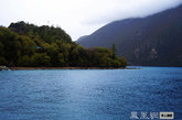 巴松措又名错高湖，“错高”在藏语中意为绿色的水，湖面海拔3700多米。湖形状如镶嵌在高峡深谷中的一轮新月，长约12公里，湖宽几百至数千米不等。（图片来源：凤凰网华人佛教   摄影：陆明）