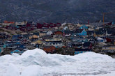 在这张2011年7月18日的照片中，一座形成于格陵兰岛冰原的冰山，破碎后所留下的浮冰几乎覆盖了格陵兰岛伊卢利萨特的海岸区。