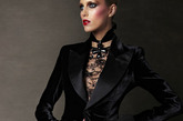 Tom Ford于今日在官网上默默发布了2011 AW Lookbook。简直是低调的可以，就连众多媒体也都是后知后觉的。当然喜欢Tom Ford的人都是属于疯狂型的，不管什么都是照单全收，当然品质自然也是一流水准之上。在人们越来越浮躁越来越快速消费的年代，Tom Ford想要反其道而行之，以一己之力将时尚界带回到那个神秘而又令人兴奋的60年代，他的那些华丽的设计，那些皮草、蕾丝、动物纹和天鹅绒，他们是夜场和红毯最强大的武器，但作为日常穿着它们的确过于隆重，难以驾驭。这个世界上最好的时装评论家在看完Tom Ford的女装秀后也无法给出清晰的定义，“有点像Gucci，又有点像YSL，但又与两者不同。”唯一可以肯定的是这些时装仍然耀眼、精美和自我，它们属于最强大的女性。