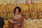 刘晓庆一身金色礼服裙亮相，女王范十足。