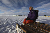 这张2011年7月15日星期五的照片上的人是64岁的莉兹·莫里斯，隶属“峰顶站”的剑桥大学史考特北极研究所——这座研究所是一处小型设施，海拔1万500英尺，位于格陵兰冰原的顶部，时间是她开始为期一月，行程500英里的雪地车研究之旅的几天前。莫里斯的研究之旅由不列颠国家环境研究委员会和美国国家科学基金联合赞助。2003年，为表彰其在南极和北极探索方面的杰出贡献，伊利莎白女皇授予勇敢的莫里斯以极地奖章。3年前，女皇赐封她为大英帝国爵士。