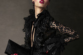 Tom Ford于今日在官网上默默发布了2011 AW Lookbook。简直是低调的可以，就连众多媒体也都是后知后觉的。当然喜欢Tom Ford的人都是属于疯狂型的，不管什么都是照单全收，当然品质自然也是一流水准之上。在人们越来越浮躁越来越快速消费的年代，Tom Ford想要反其道而行之，以一己之力将时尚界带回到那个神秘而又令人兴奋的60年代，他的那些华丽的设计，那些皮草、蕾丝、动物纹和天鹅绒，他们是夜场和红毯最强大的武器，但作为日常穿着它们的确过于隆重，难以驾驭。这个世界上最好的时装评论家在看完Tom Ford的女装秀后也无法给出清晰的定义，“有点像Gucci，又有点像YSL，但又与两者不同。”唯一可以肯定的是这些时装仍然耀眼、精美和自我，它们属于最强大的女性。