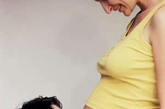 进入妊娠的第二个月时,乳房逐渐膨胀起来,十分柔软,并且由于乳腺的