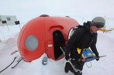 乔治亚理工大学的研究员布兰登·斯特里利斯从“峰顶站”的一个小型工作舱里走了出来——这处偏远的研究站点由美国国家科学基金会（NSF）运作，海拔1万500英尺，位于格陵兰岛冰原的顶部。横越格陵兰岛广大的白色地域，由世界各地的研究者组成的团队正在寻找关于全球变暖对格陵兰岛的冰构成潜在影响的线索。