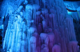 由于冰洞的特殊资源，照相的游客需关闭闪光灯。