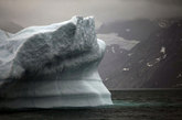 两座冰山相互挤压——均崩裂形成于格陵兰岛伊卢利萨特附近的格陵兰岛冰原。