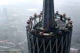 万众期待的广州塔塔顶摩天轮终于要迎客了。据悉，9月1日起，世界上最高的摩天轮——位于广州塔塔顶450米的摩天轮将开放迎客，票价130元每人。（不含登塔门票）。
