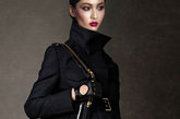 Tom Ford于今日在官网上默默发布了2011 AW Lookbook。简直是低调的可以，就连众多媒体也都是后知后觉的。当然喜欢Tom Ford的人都是属于疯狂型的，不管什么都是照单全收，当然品质自然也是一流水准之上。在人们越来越浮躁越来越快速消费的年代，Tom Ford想要反其道而行之，以一己之力将时尚界带回到那个神秘而又令人兴奋的60年代，他的那些华丽的设计，那些皮草、蕾丝、动物纹和天鹅绒，他们是夜场和红毯最强大的武器，但作为日常穿着它们的确过于隆重，难以驾驭。这个世界上最好的时装评论家在看完Tom Ford的女装秀后也无法给出清晰的定义，“有点像Gucci，又有点像YSL，但又与两者不同。”唯一可以肯定的是这些时装仍然耀眼、精美和自我，它们属于最强大的女性。