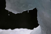 格陵兰岛，努克（格陵兰首府）附近，水滴从消融中的冰山上落了下来。格陵兰岛是众多研究者的焦点——他们正试图确定多少冰融化会抬升海平面。