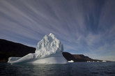 一座冰山漂浮于海面上（靠近格陵兰迪斯科岛的凯凯塔苏瓦克岛）。格陵兰岛是众多研究者的焦点——他们正试图确定多少冰融化会抬升海平面。