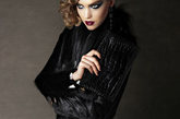 Tom Ford于今日在官网上默默发布了2011 AW Lookbook。简直是低调的可以，就连众多媒体也都是后知后觉的。当然喜欢Tom Ford的人都是属于疯狂型的，不管什么都是照单全收，当然品质自然也是一流水准之上。在人们越来越浮躁越来越快速消费的年代，Tom Ford想要反其道而行之，以一己之力将时尚界带回到那个神秘而又令人兴奋的60年代，他的那些华丽的设计，那些皮草、蕾丝、动物纹和天鹅绒，他们是夜场和红毯最强大的武器，但作为日常穿着它们的确过于隆重，难以驾驭。这个世界上最好的时装评论家在看完Tom Ford的女装秀后也无法给出清晰的定义，“有点像Gucci，又有点像YSL，但又与两者不同。”唯一可以肯定的是这些时装仍然耀眼、精美和自我，它们属于最强大的女性。