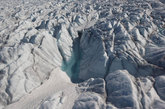 位于格陵兰岛冰原的边缘的雅各布布港冰川，一池融冰正在其顶部成形。