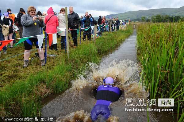 世界真疯狂 男女沼泽潜水比赛