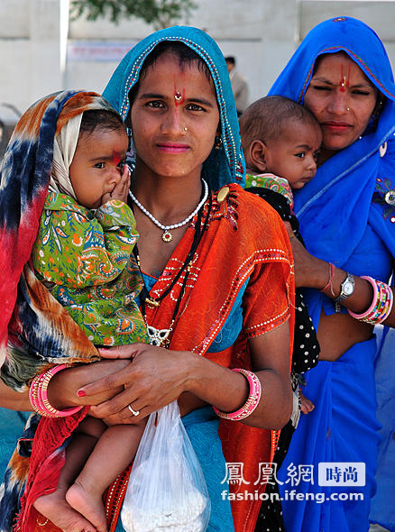 印度女人地位低:没嫁妆嫁不掉 婚后重活粗活全