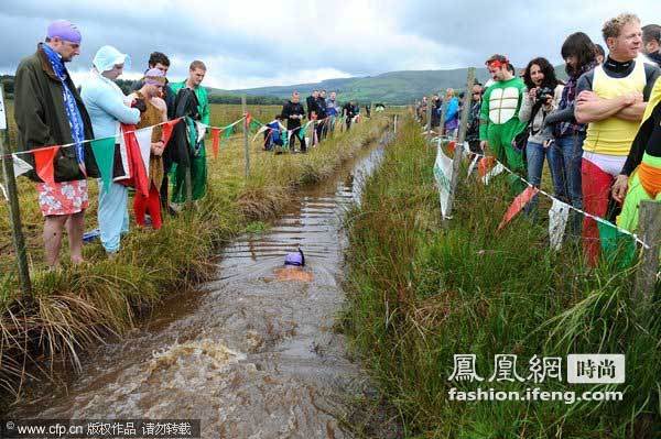 世界真疯狂 男女沼泽潜水比赛