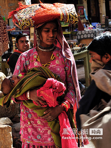 印度女人地位低:没嫁妆嫁不掉 婚后重活粗活全