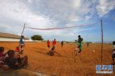 8月24日，在塞内加尔首都达喀尔郊外，年轻人用木棍和绳子搭起简易球门。新华社记者 刘宇摄