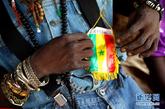 8月24日，在塞内加尔首都达喀尔，一个球迷胸前挂着塞内加尔国家队的队旗。新华社记者 刘宇摄